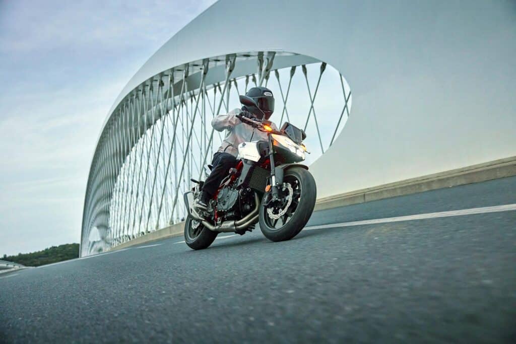 honda-cb750-hornet-05-lifestyle-bridge-source honda-cb750-hornet-05-lifestyle-bridge-source