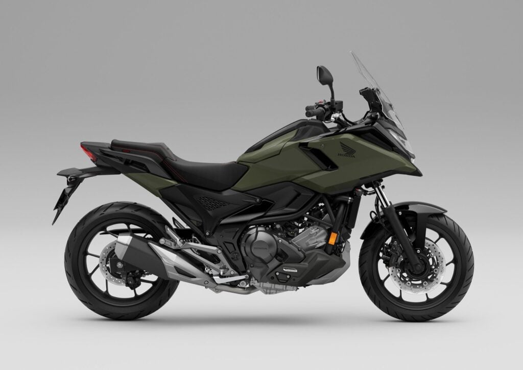 honda-nc750x-02-studio-green-3-4-rear honda-nc750x-02-studio-green-3-4-zadní