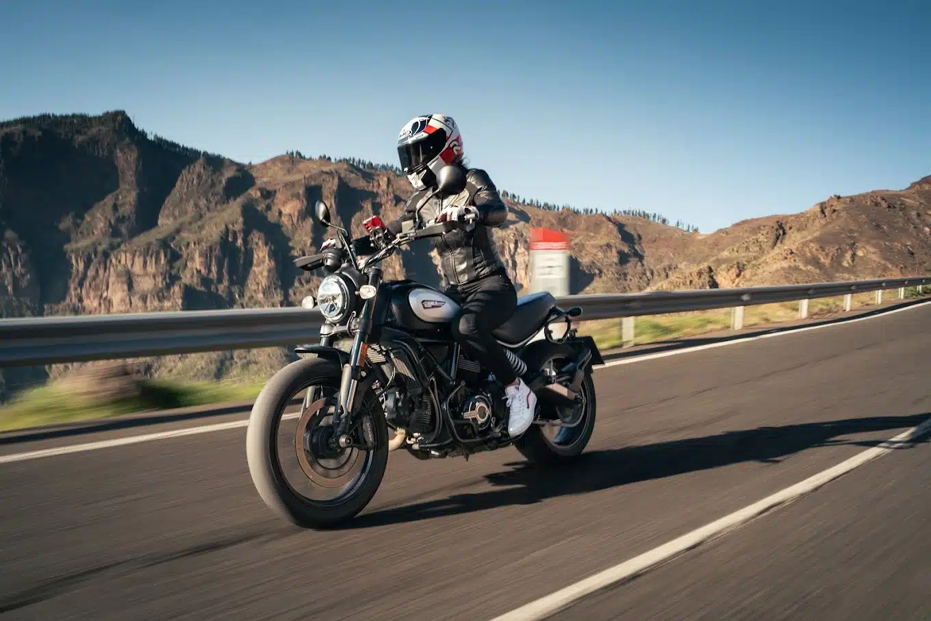 Die Vor- und Nachteile von geführten und selbstgeführten Motorradtouren